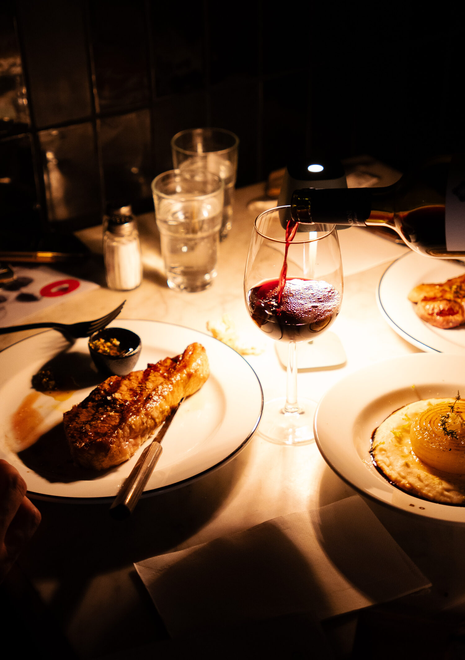 Corte con una copa de Malbec