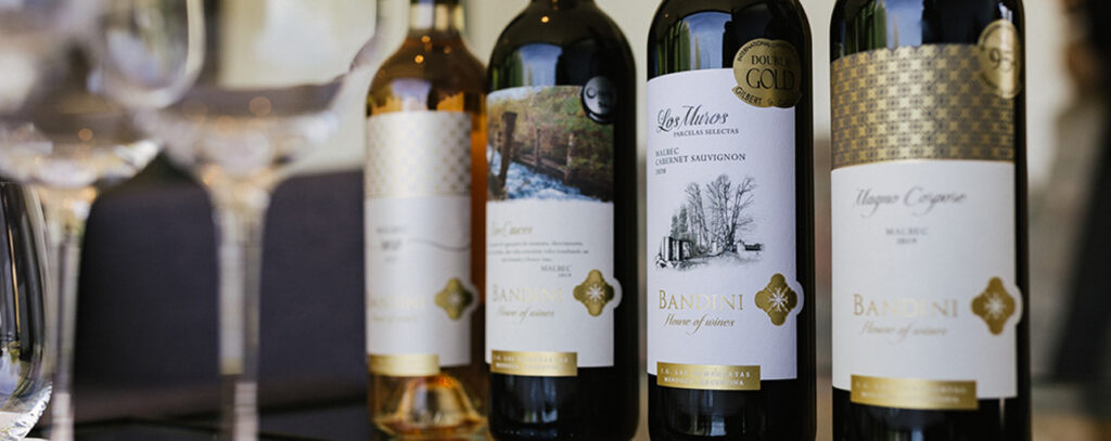 Club de Vinos Finca Bandini – Bandini Wines Quarterly Mendoza los varietales de los vinos en una mesa en Finca Bandini
