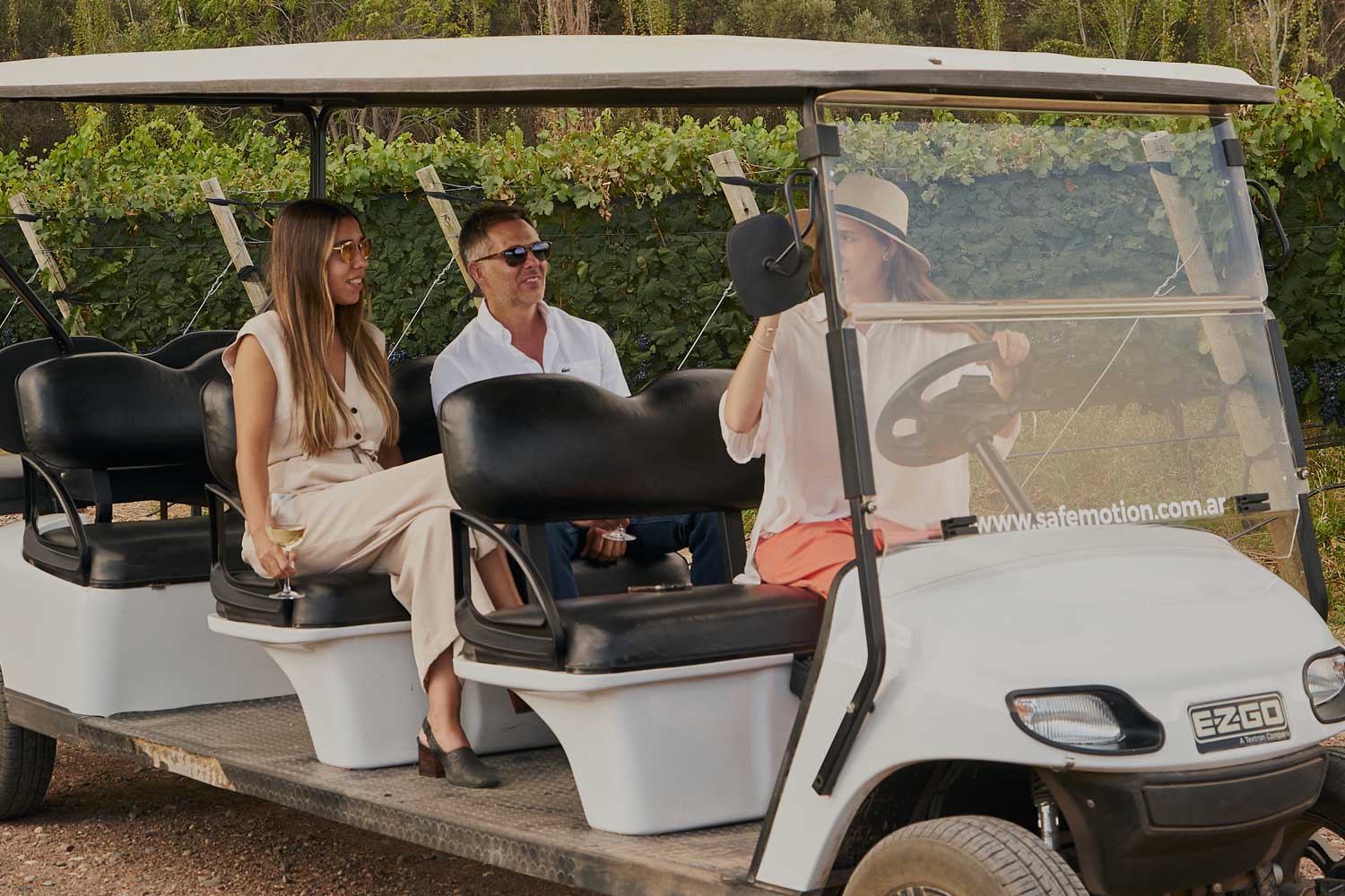 Degustación de vinos guiada por sommelier en las terrazas de Finca Bandini