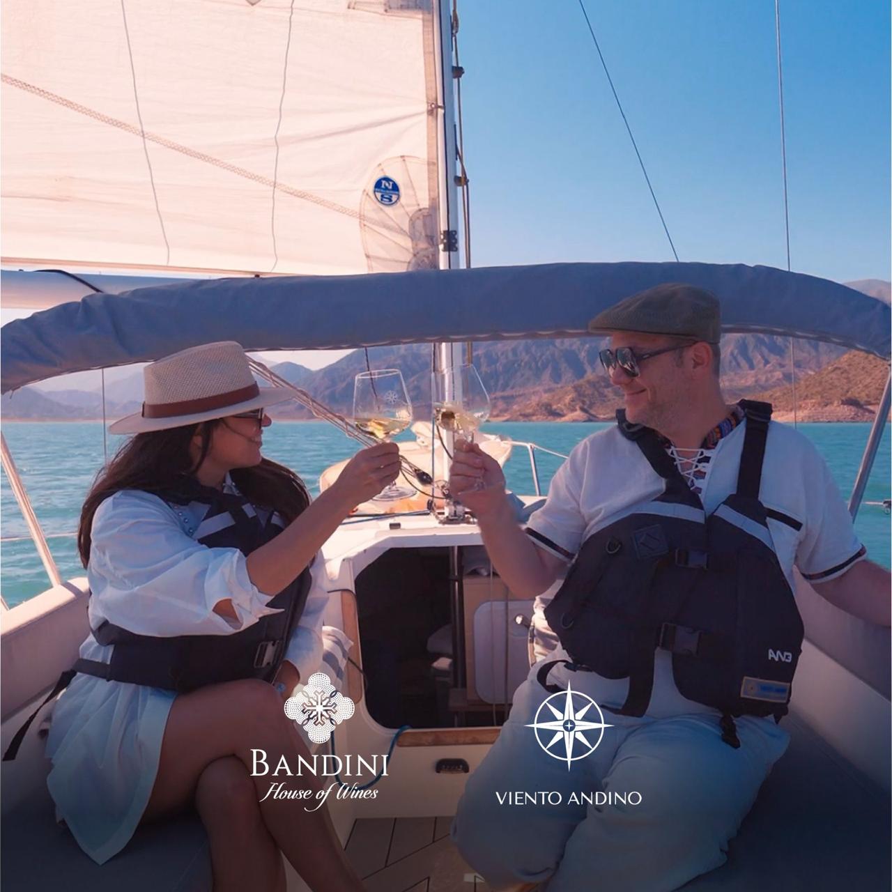Pareja brindando a bordo del velero Dique Potrerillos Mendoza